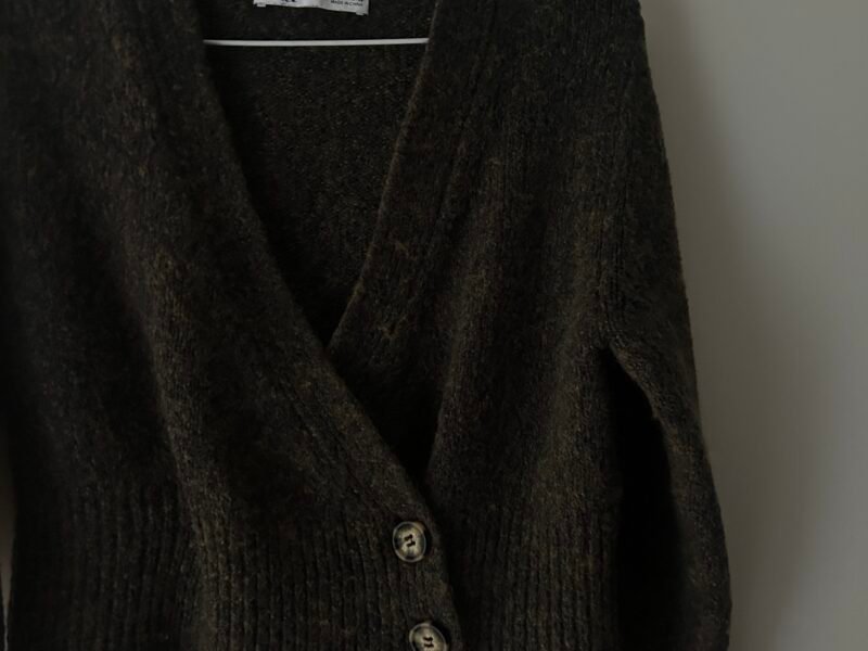 ZARA チャコールグレー ニット/ZARA Charcoal Buttoned Knit.