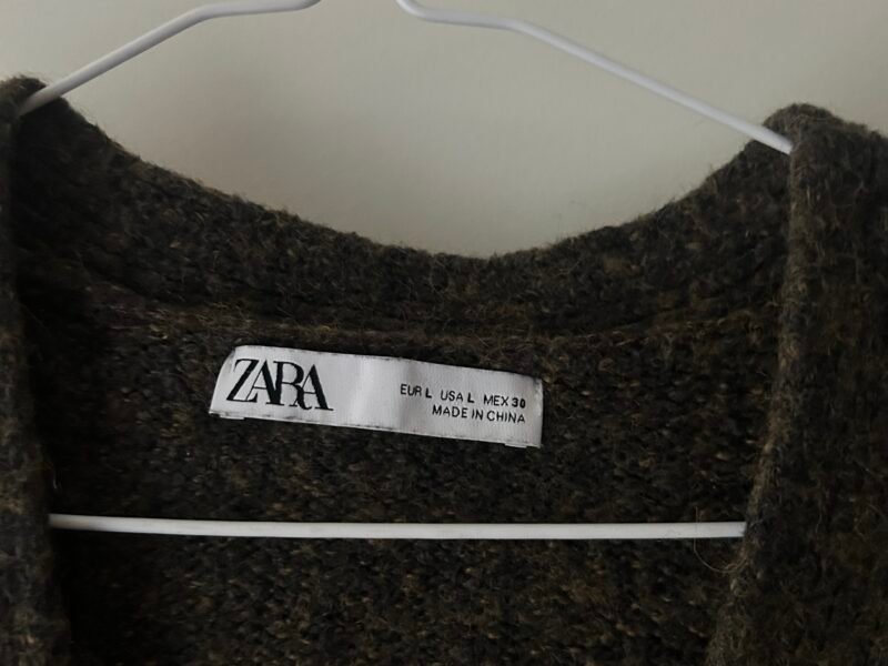 ZARA チャコールグレー ニット/ZARA Charcoal Buttoned Knit.