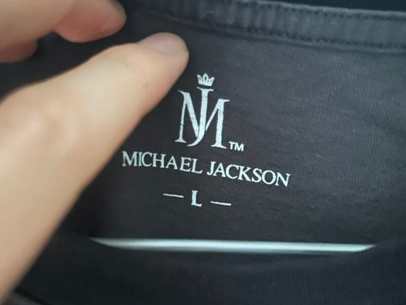 Michel Jacksonのブラックシャツ/Michel Jackson Black T-shirt.